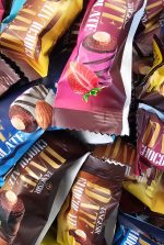 خرما شکلاتی مخلوط با مغز بادام تنگسیر 40 عددی طرح کهکشان ساک دار - Image 5